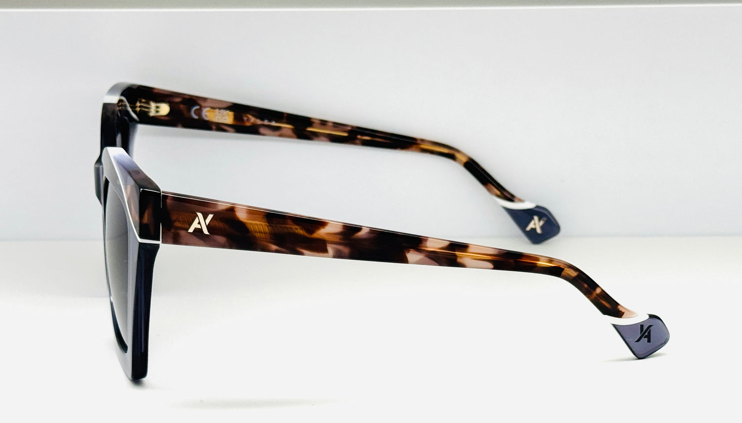 Occhiali da Sole YALEA ALICIA SYA151V COL. 04AL cal. 51 ponte 21 asta 140