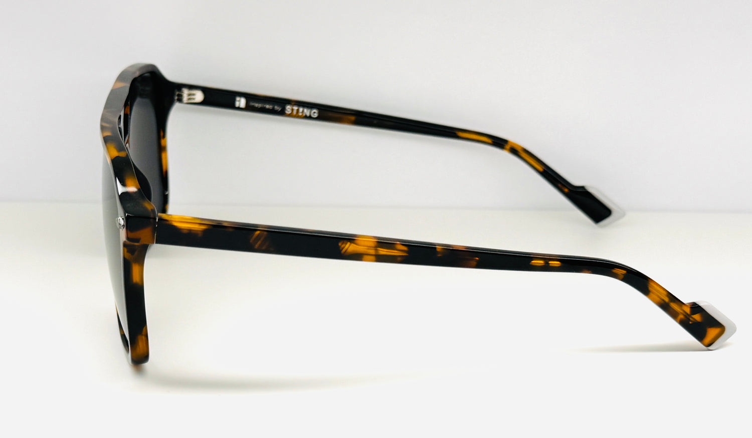 Occhiali da Sole Sting SST cal. 57 ponte 16 COL.829K asta 145